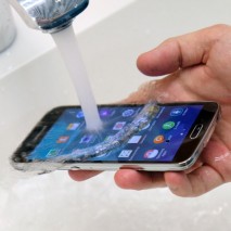 Samsung ha introdotto a bordo del Galaxy S5, rispetto alle generazioni precedenti, la certificazione IP67. Questa certificazione conferma che lo smartphone è resistente ad acqua e polvere, l’acqua è certamente uno dei primi nemici per i nostri dispositivi elettronici proprio per questo vi mostro oggi […]