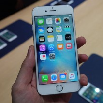 Apple ha comunicato ufficialmente poche ore fa che i nuovi iPhone 6S e iPhone 6S Plus arriveranno in Italia a partire dal prossimo 9 ottobre. I precedenti rumors riguardanti il prezzo di vendita di questi smartphone nel nostro paese sono ora confermati, i nuovi modelli di […]
